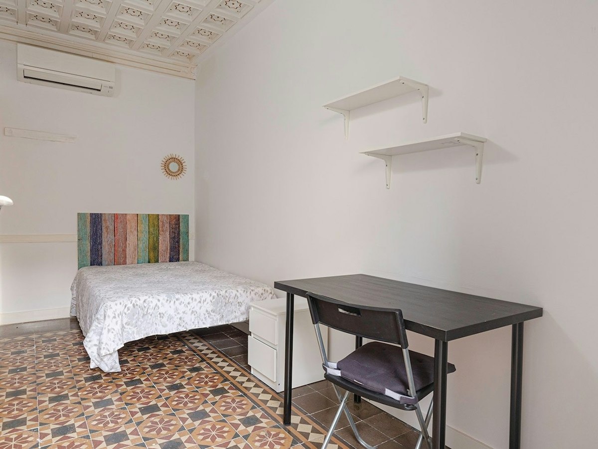 Furnished room in a 9-person shared flat in Sant Cugat · 2