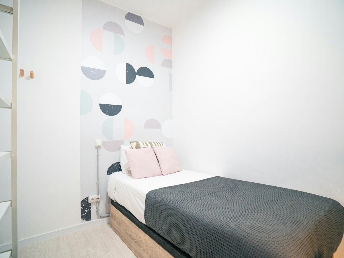 Habitación amueblada en piso compartido de 5 personas en Gràcia · 2