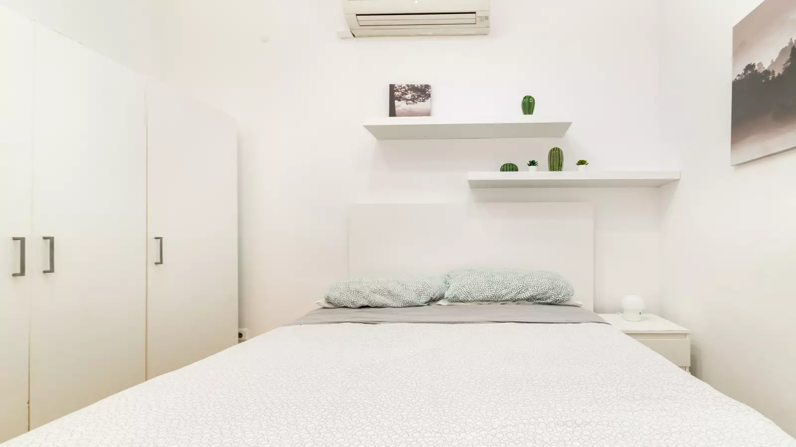Furnished room in a shared flat in Eixample · 2
