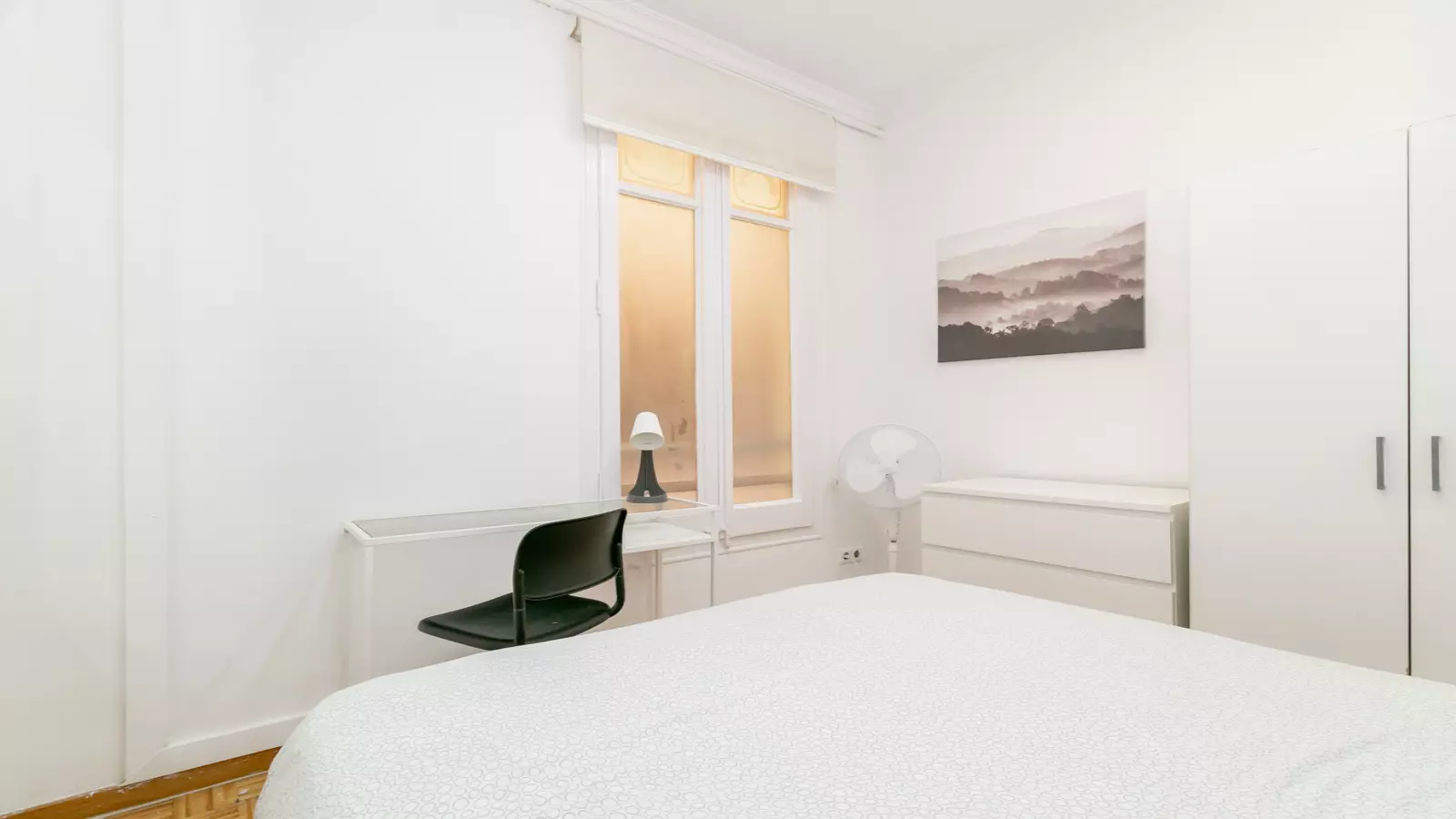 Furnished room in a shared flat in Eixample · 4