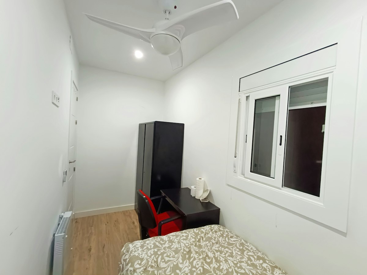 Furnished room in a 5-person shared flat in L'Hospitalet · 4