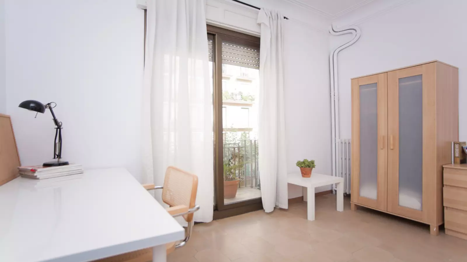 Furnished room in a shared flat in Gràcia · 2