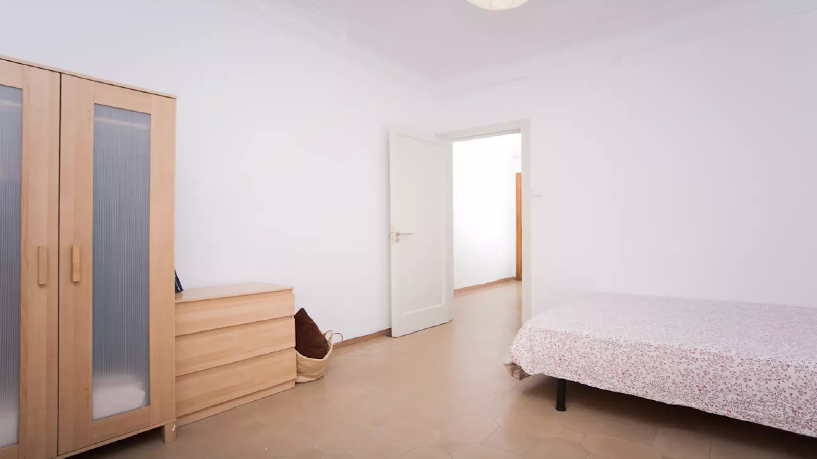 Furnished room in a shared flat in Gràcia · 3