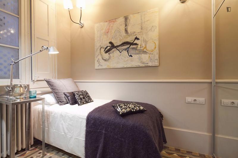 Furnished 3-bedroom flat in Eixample · 3