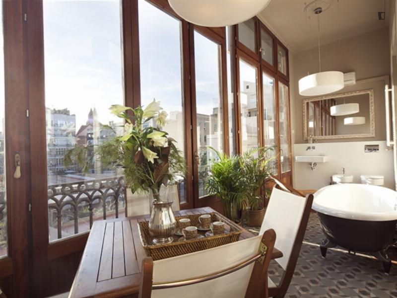 Furnished 3-bedroom flat in Eixample · 4