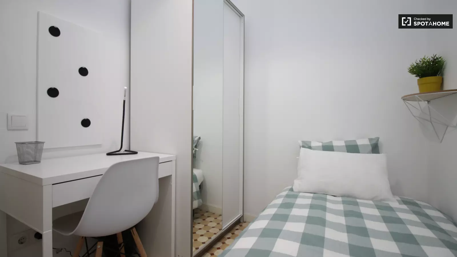 Furnished room in a 9-person shared flat in Eixample · 2