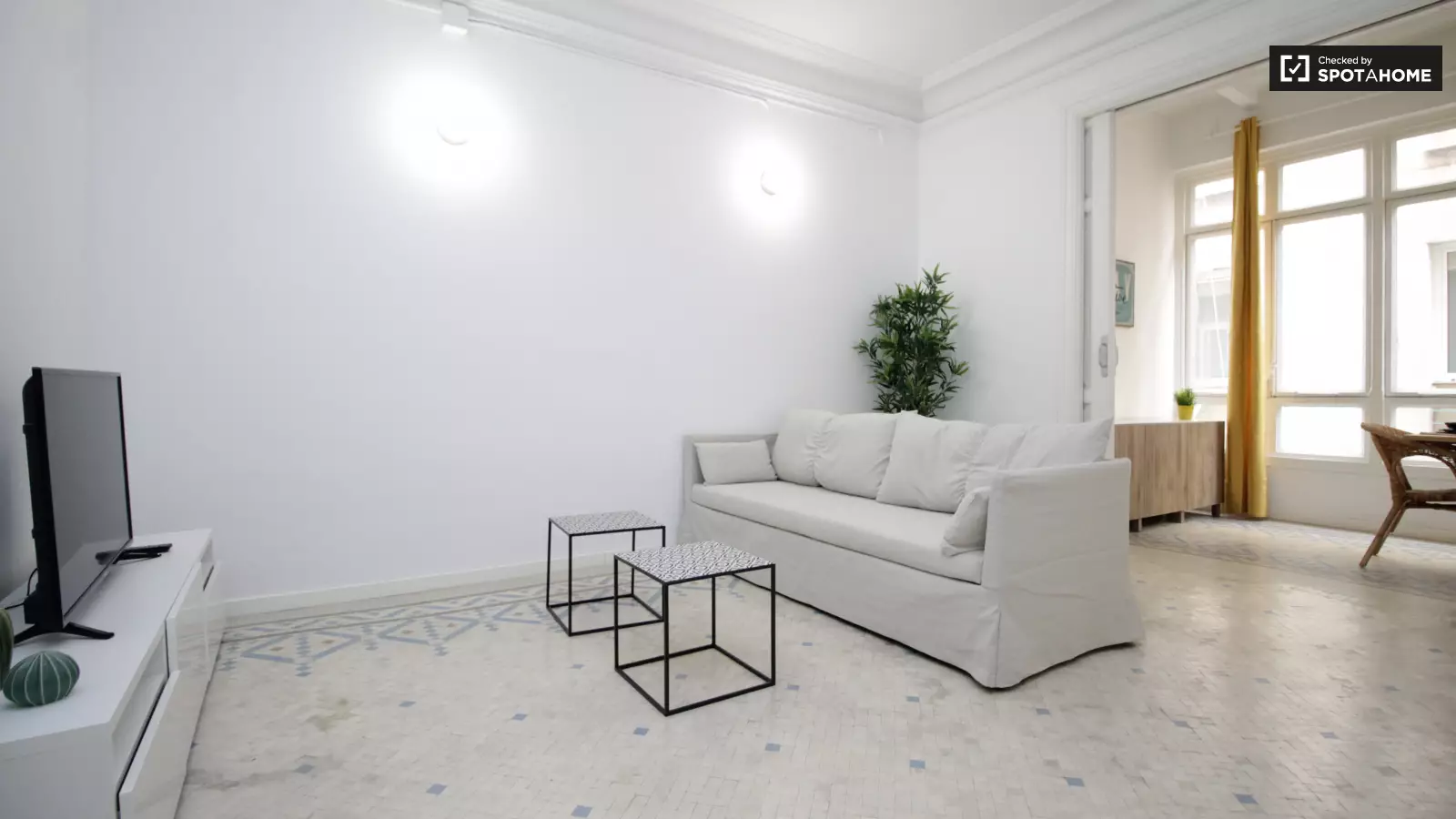 Furnished room in a 9-person shared flat in Eixample · 4