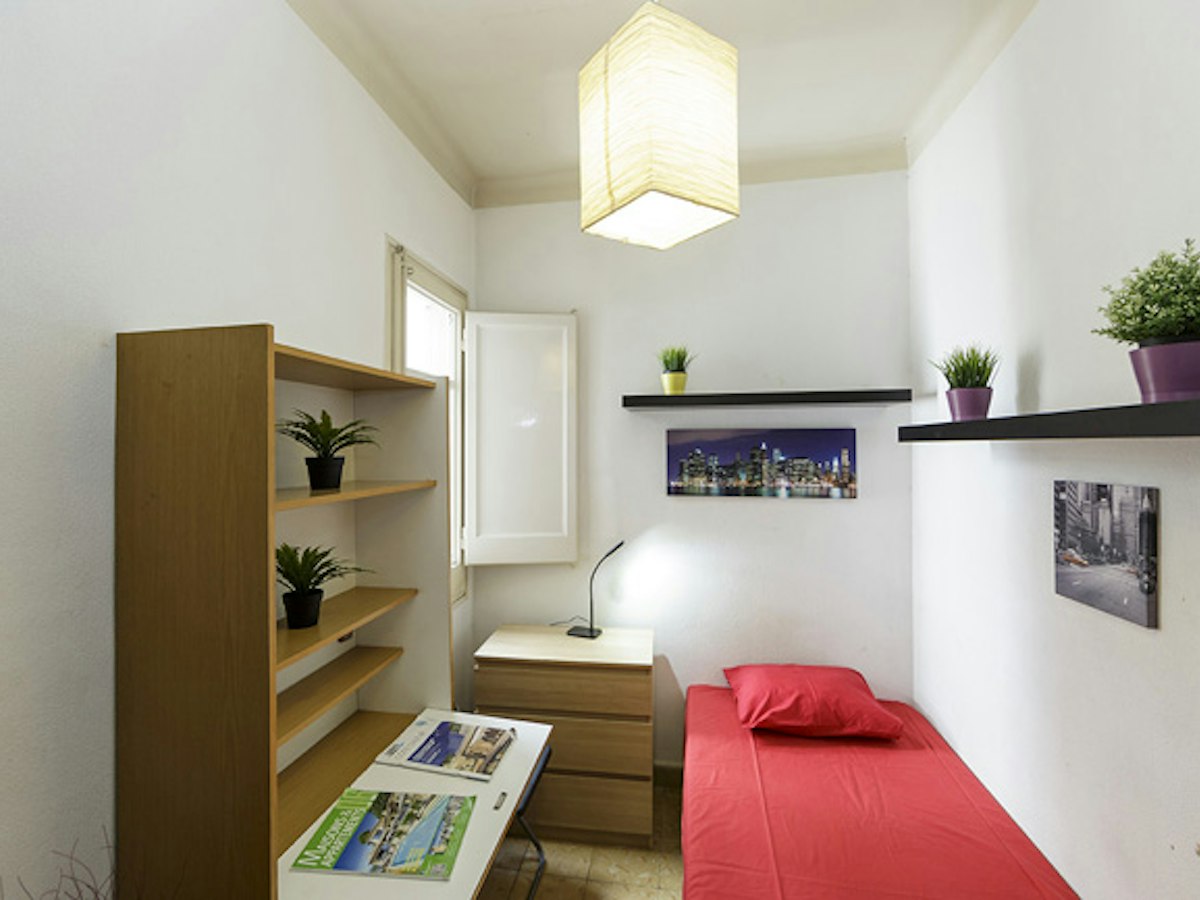 Habitación amueblada en piso compartido de 5 personas en Gràcia · 2