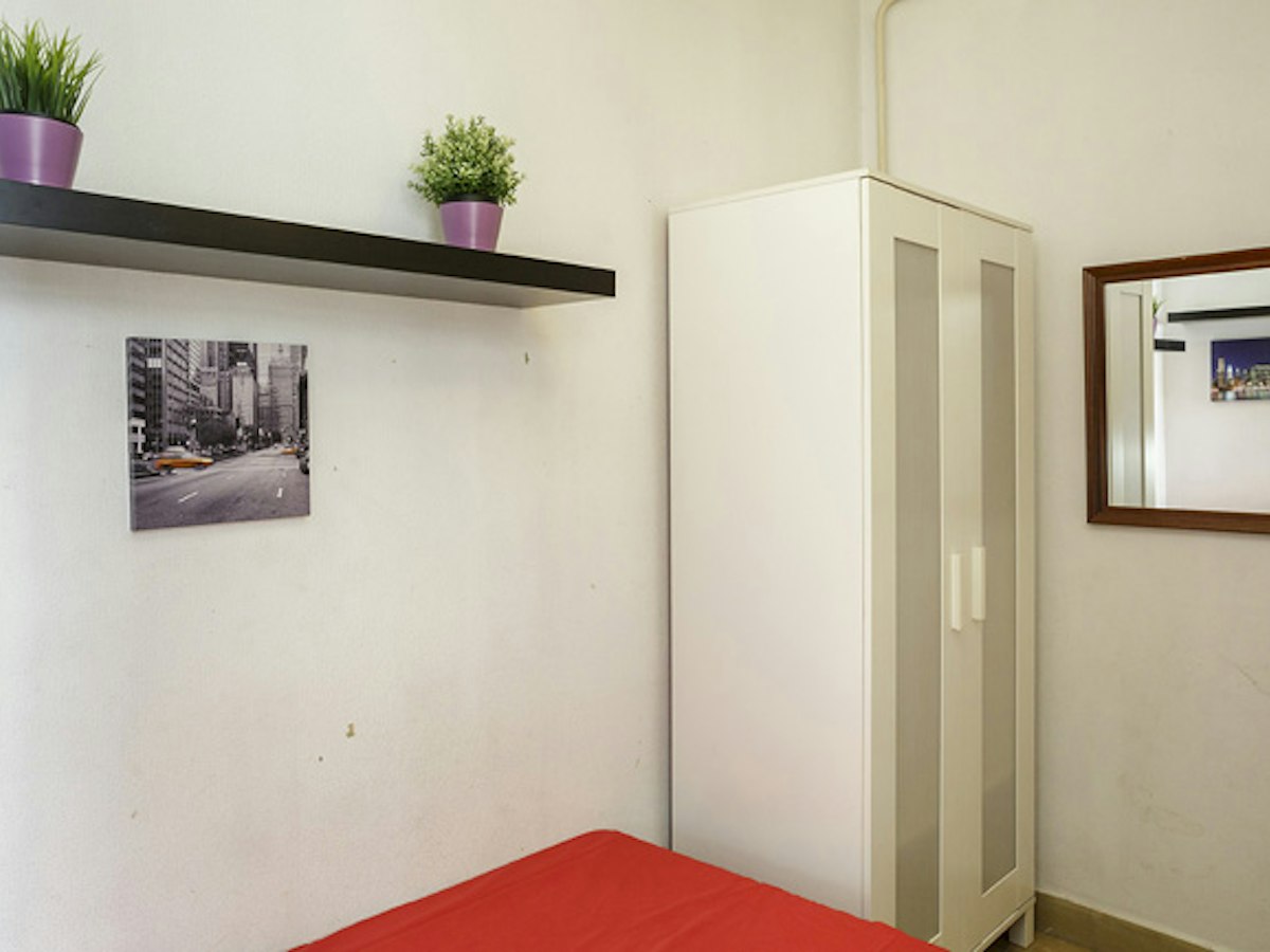 Habitación amueblada en piso compartido de 5 personas en Gràcia · 3