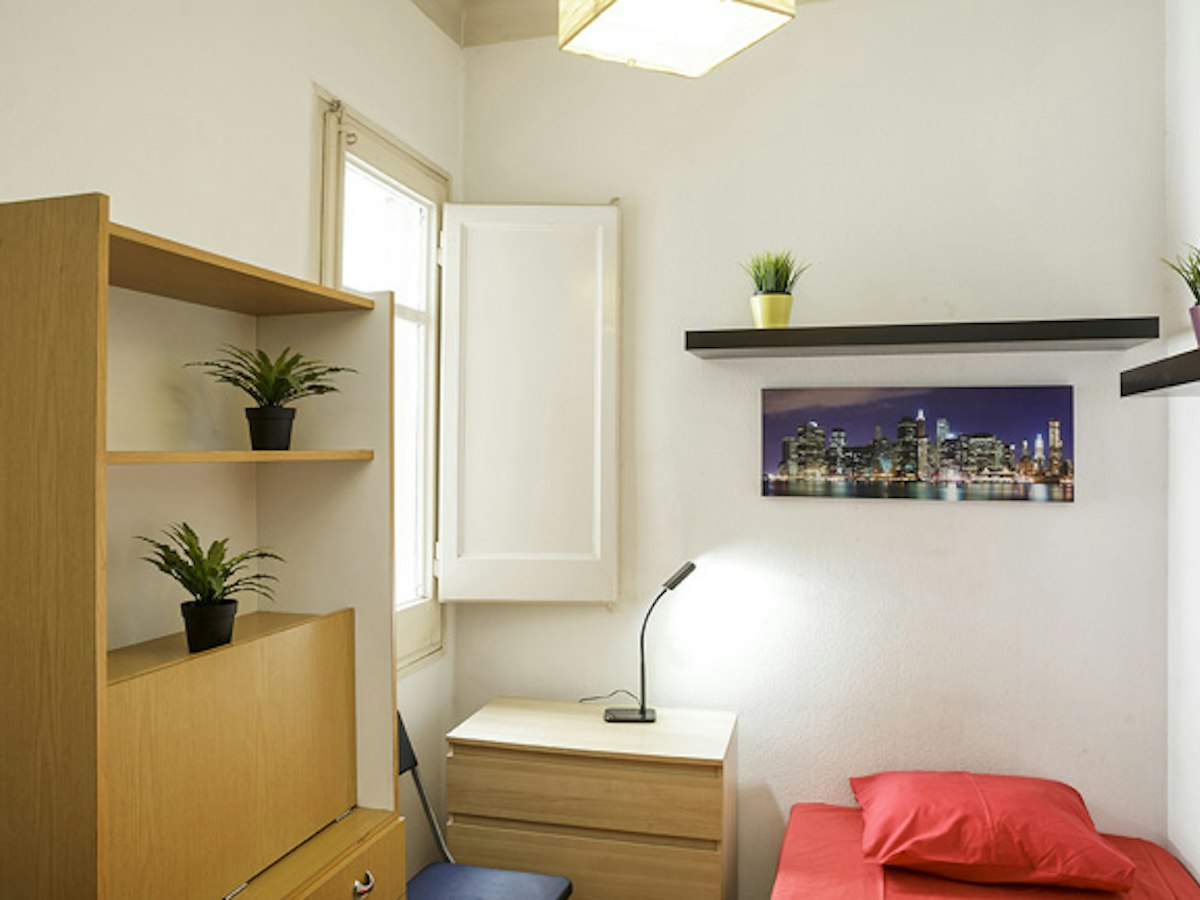 Habitación amueblada en piso compartido de 5 personas en Gràcia · 4