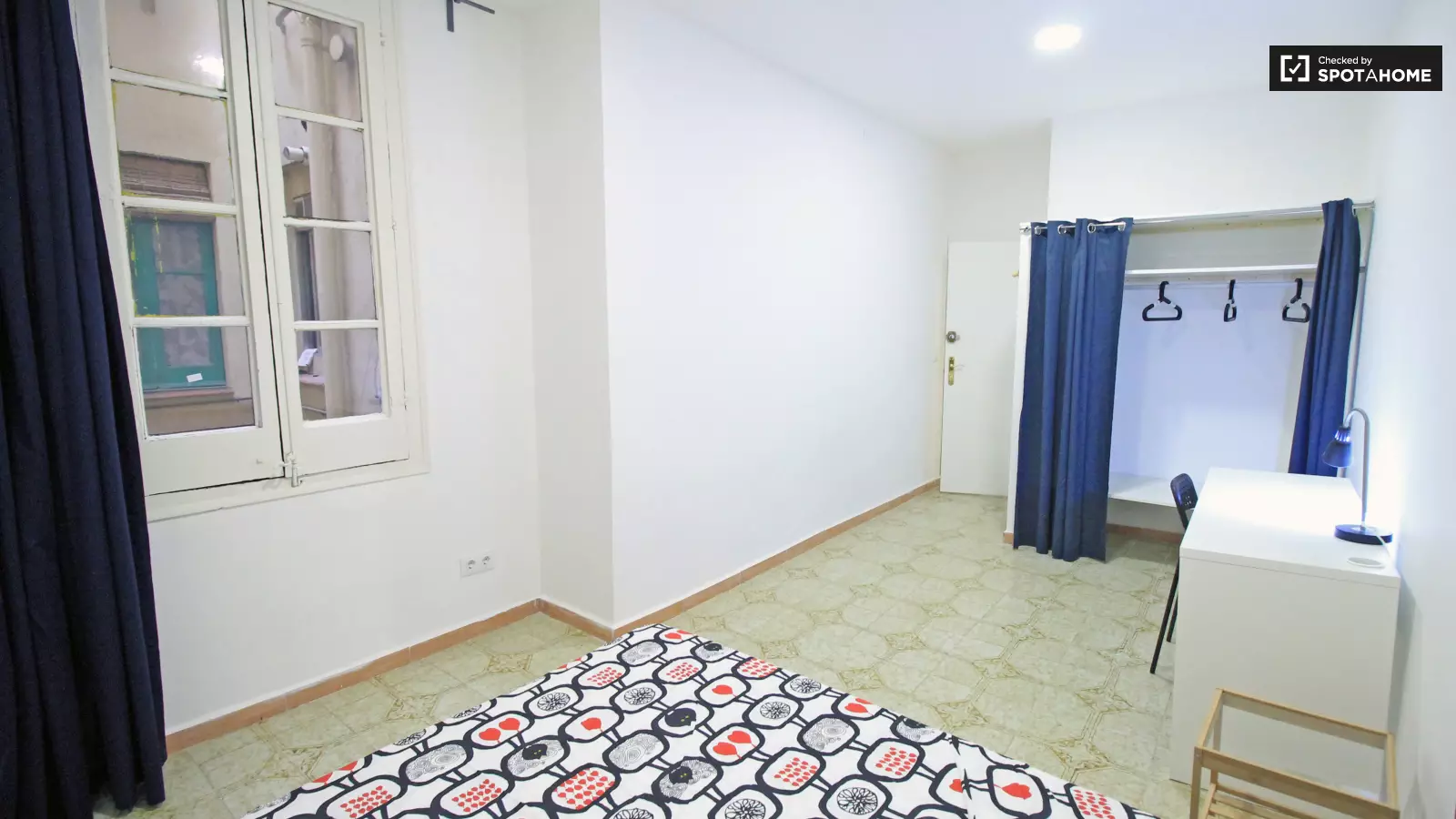 Furnished room in a shared flat in Ciutat Vella · 2