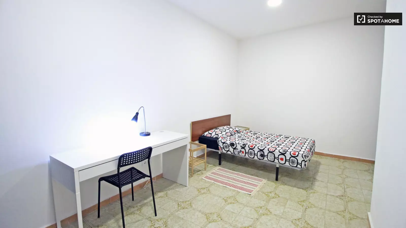 Furnished room in a shared flat in Ciutat Vella · 3