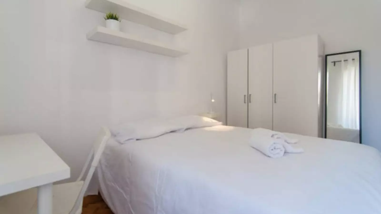 Furnished room in a 10-person shared flat in Eixample · 2