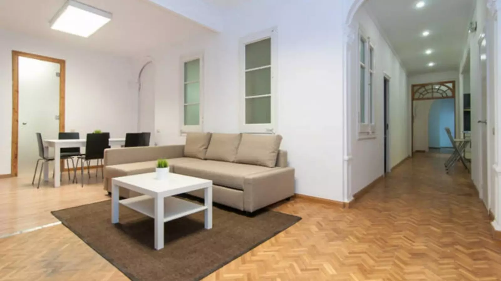 Furnished room in a 10-person shared flat in Eixample · 3