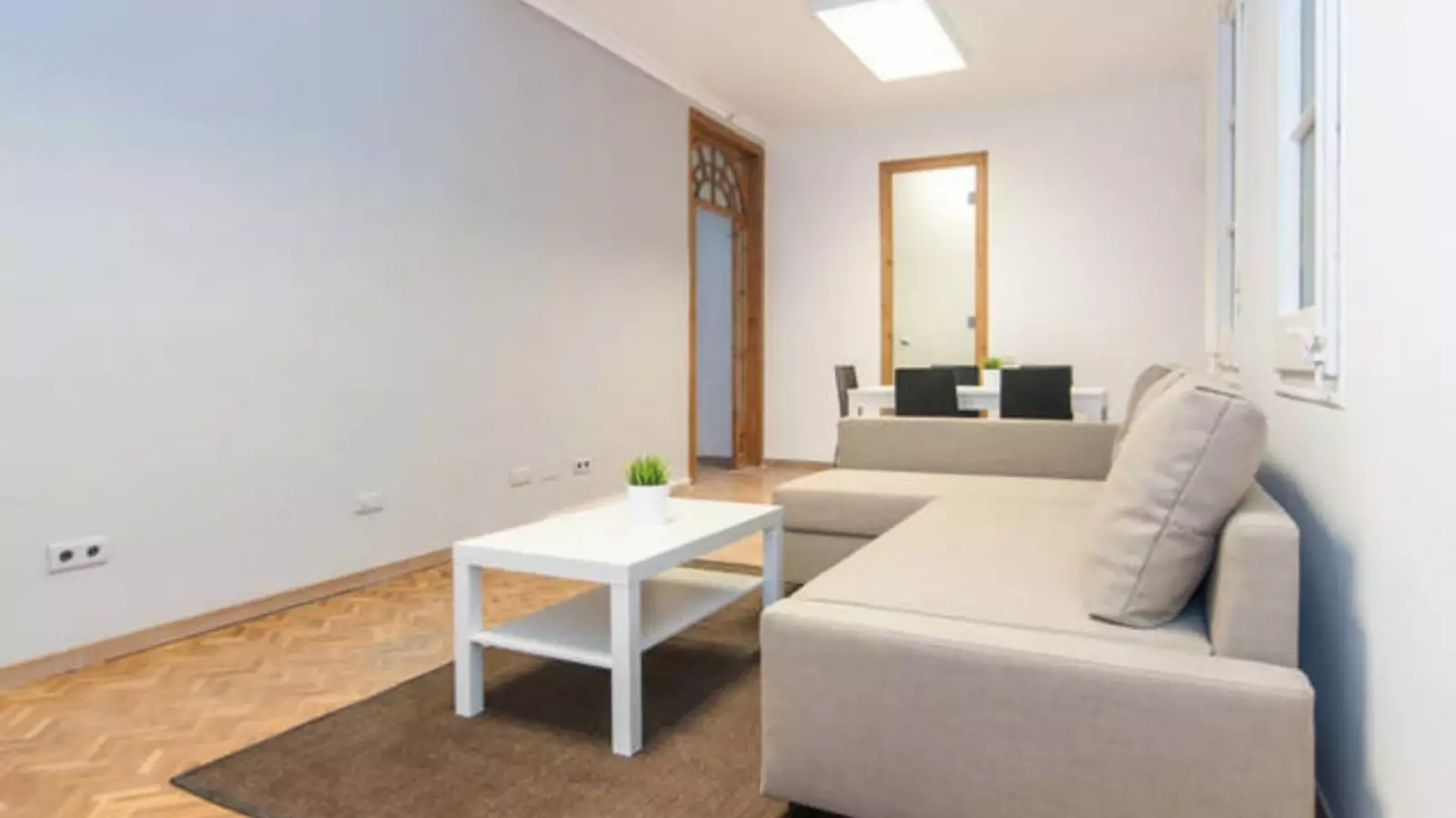 Furnished room in a 10-person shared flat in Eixample · 4