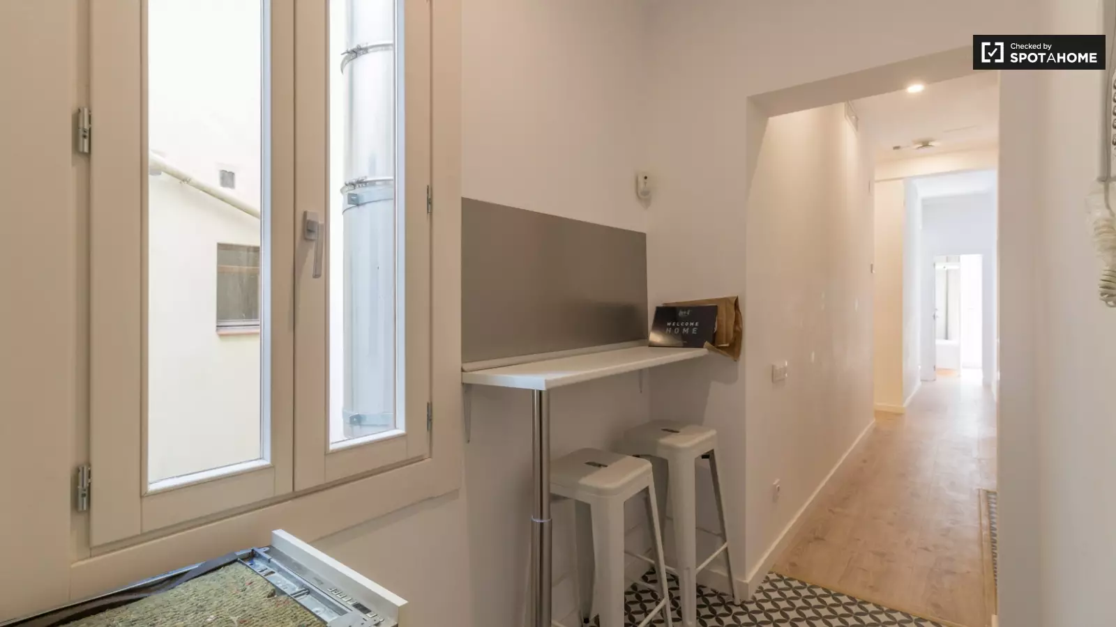 Furnished room in a shared flat in Ciutat Vella · 4