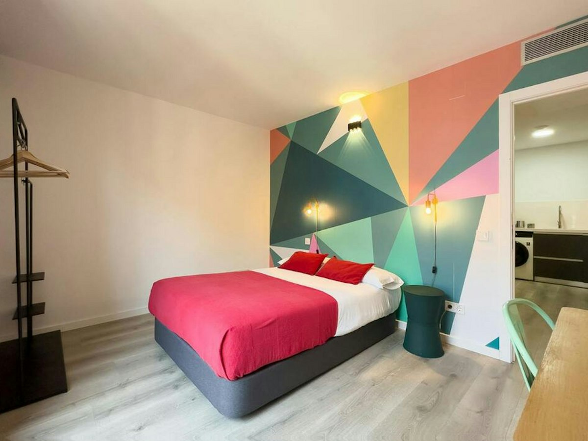 Furnished room in a 4-person shared flat in Ciutat Vella · 2