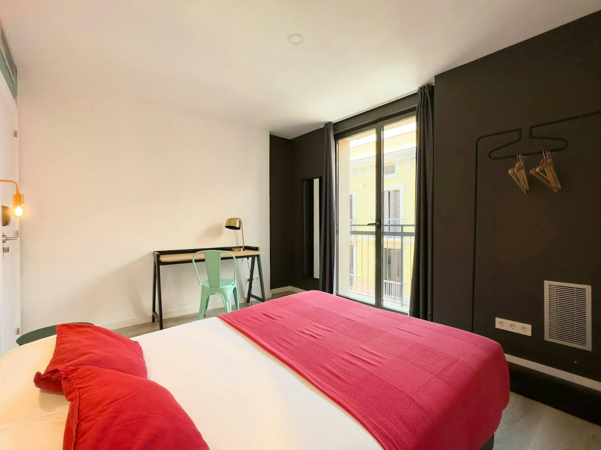 Furnished room in a 4-person shared flat in Ciutat Vella · 3