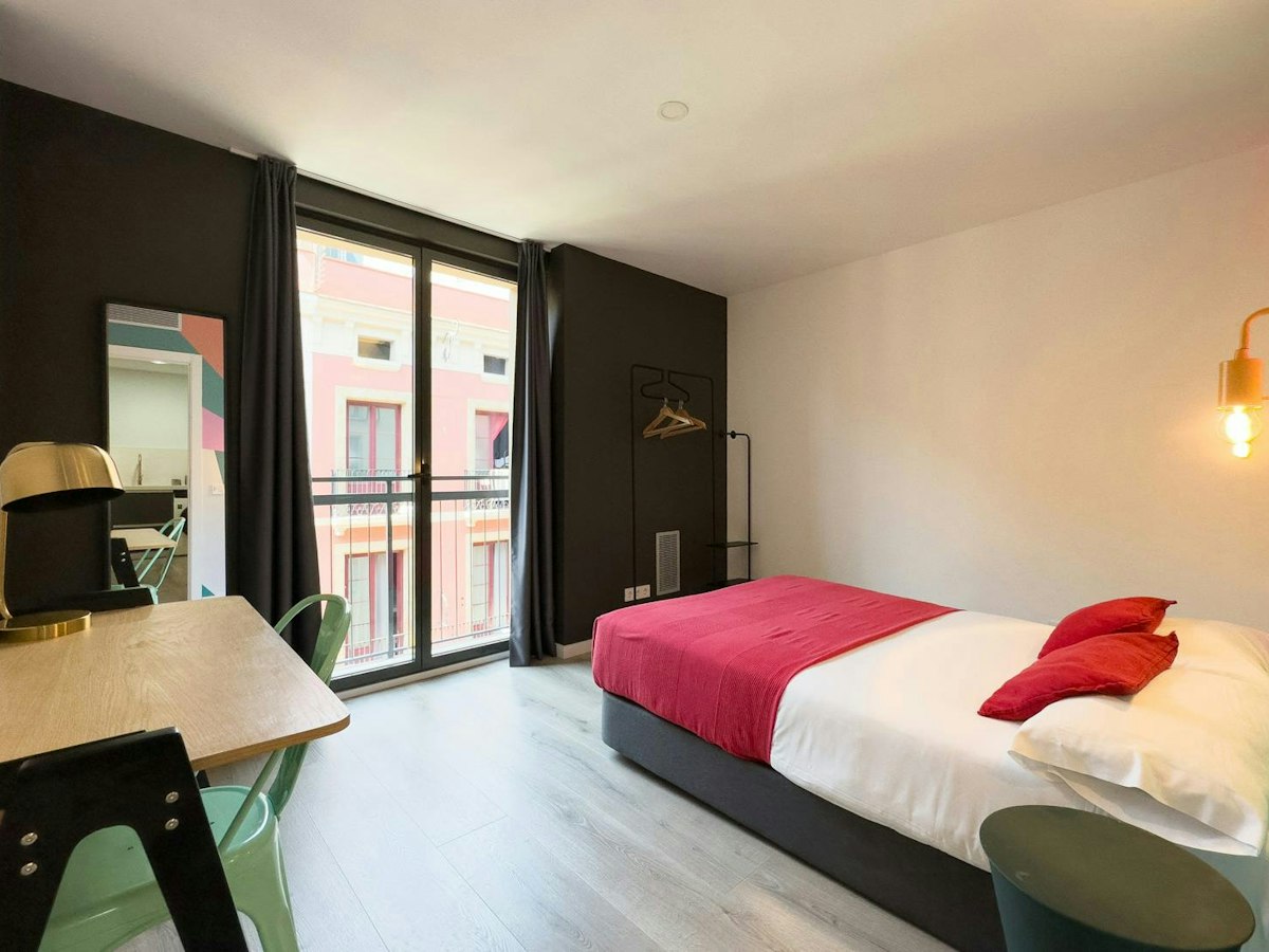 Furnished room in a 4-person shared flat in Ciutat Vella · 4