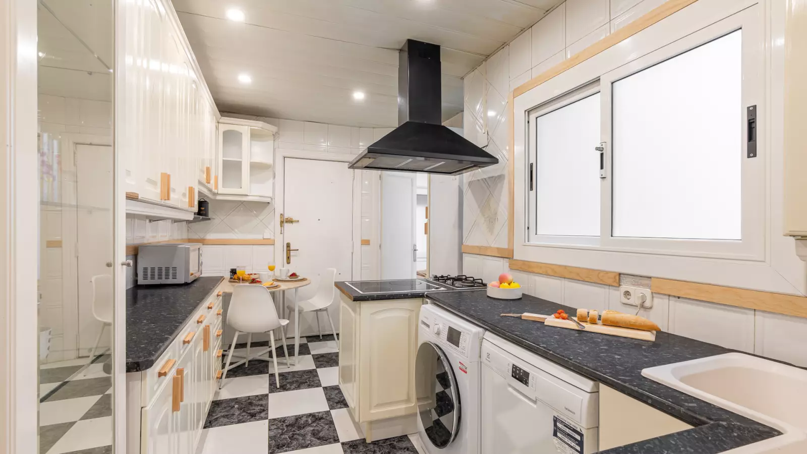 Habitación amueblada en piso compartido de 7 personas en Sarrià–Sant Gervasi · 4