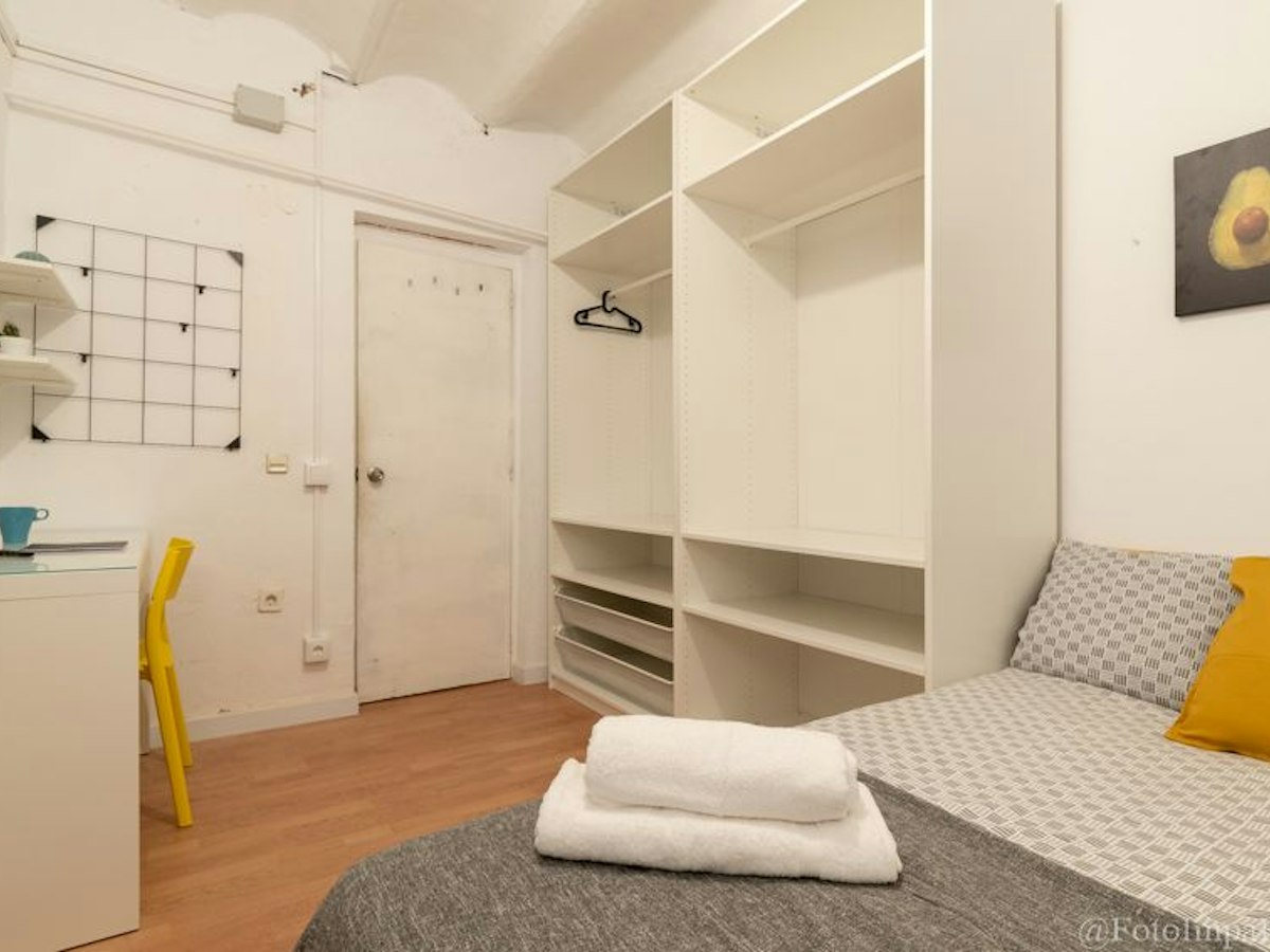 Habitación amueblada en piso compartido de 8 personas en Ciutat Vella · 2
