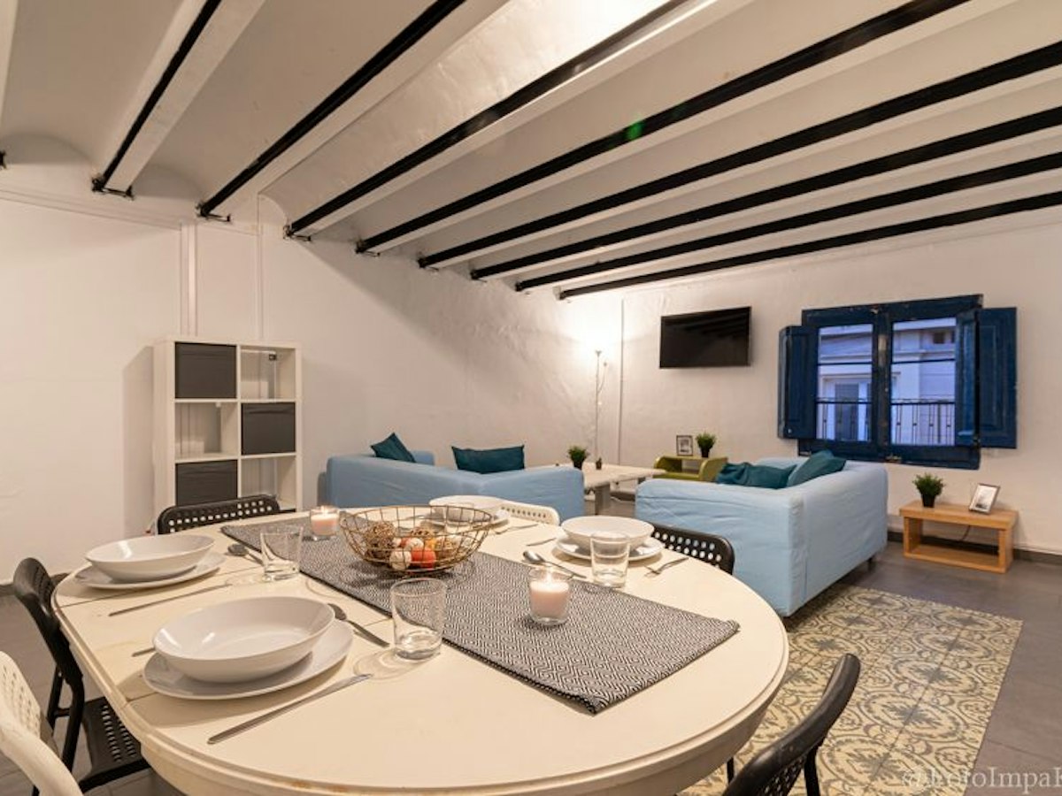 Habitación amueblada en piso compartido de 8 personas en Ciutat Vella · 3