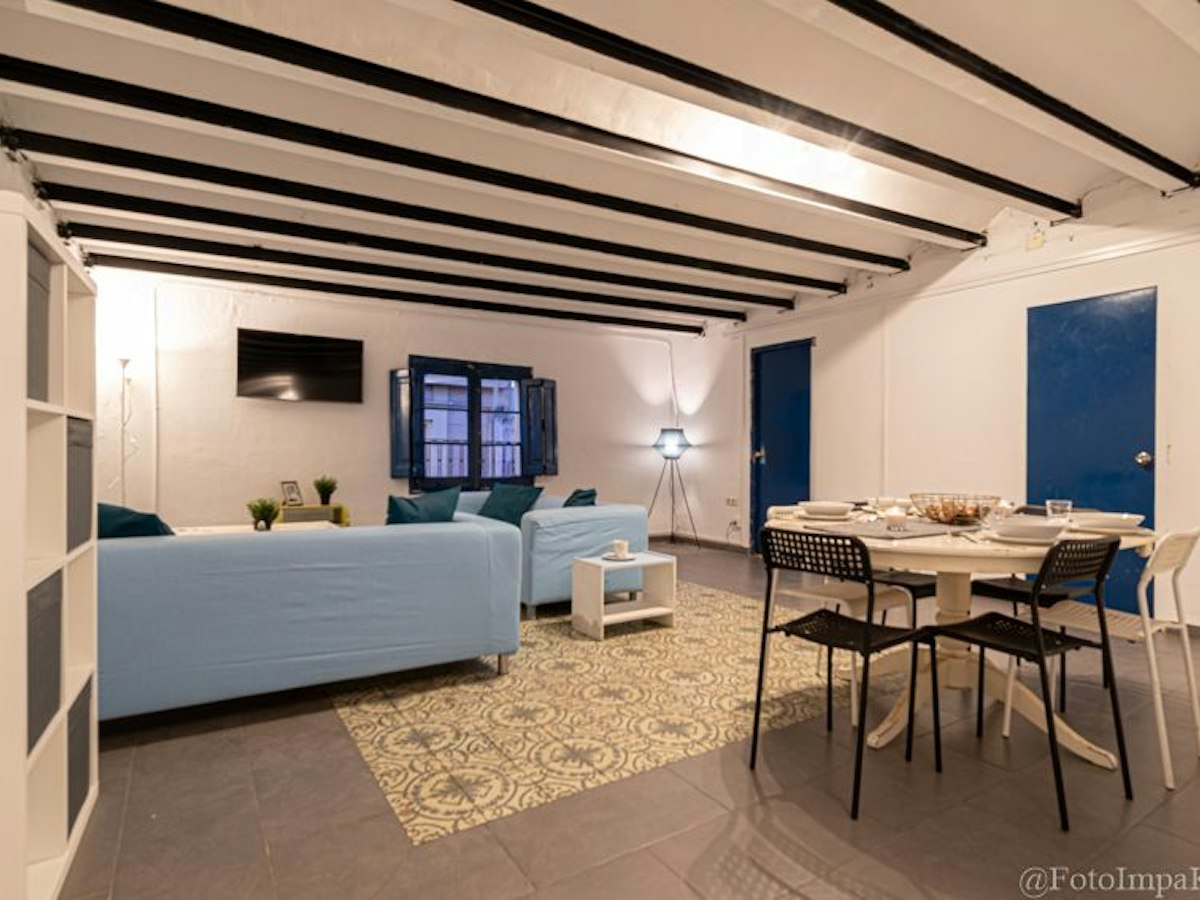 Habitación amueblada en piso compartido de 8 personas en Ciutat Vella · 4