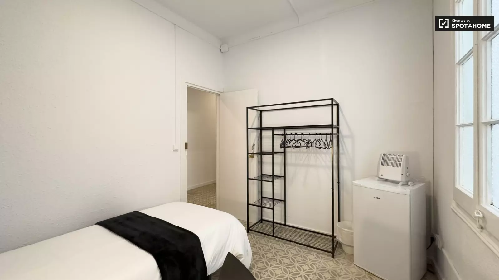 Furnished room in a 9-person shared flat in Les Corts · 2