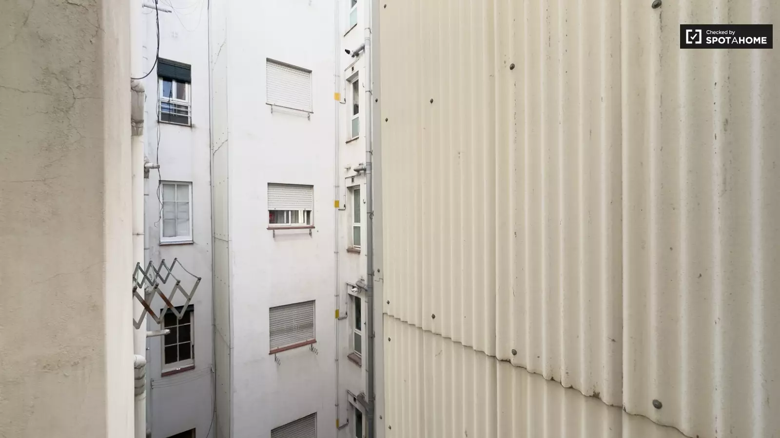 Furnished room in a 9-person shared flat in Les Corts · 3