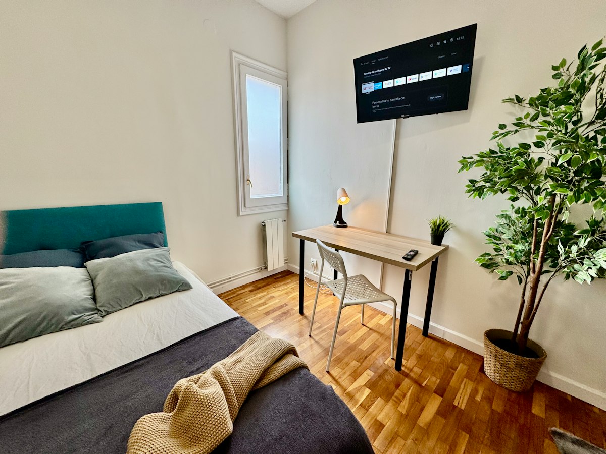 Furnished room in a 8-person shared flat in Ciutat Vella · 2