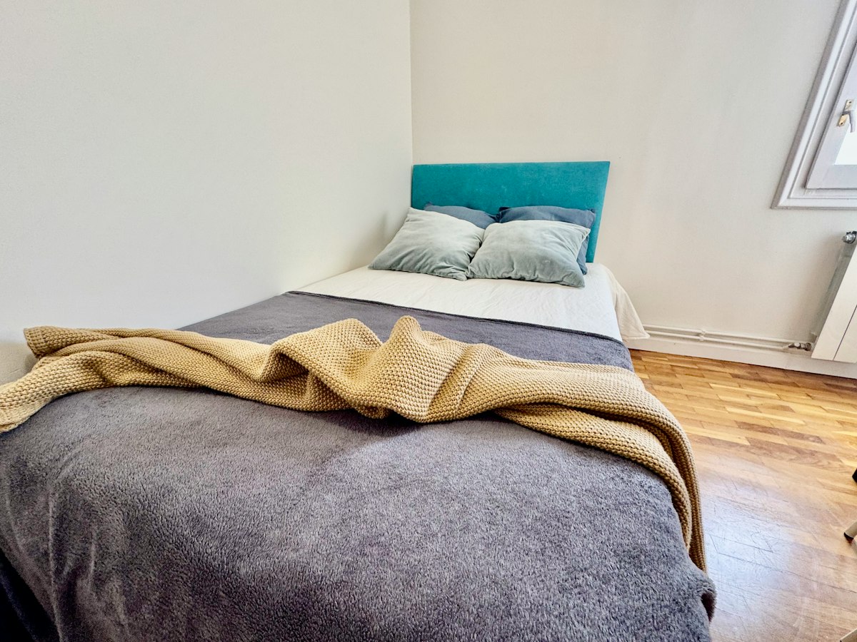 Furnished room in a 8-person shared flat in Ciutat Vella · 3