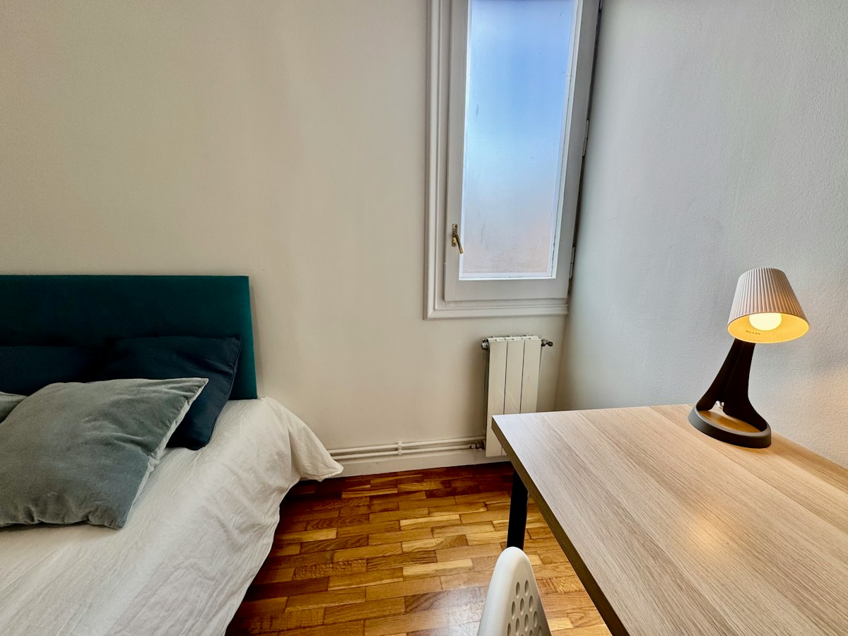 Furnished room in a 8-person shared flat in Ciutat Vella · 4