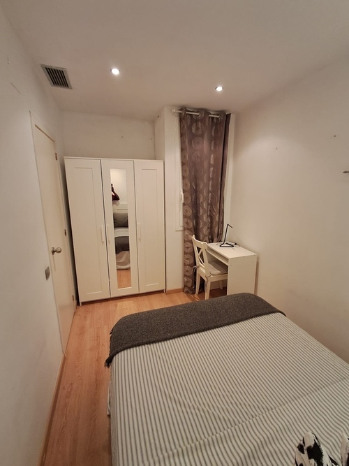 Room in a 3-person shared flat in Eixample · 3
