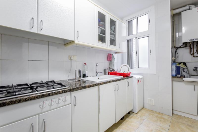 Habitación amueblada en piso compartido de 8 personas en Ciutat Vella · 2