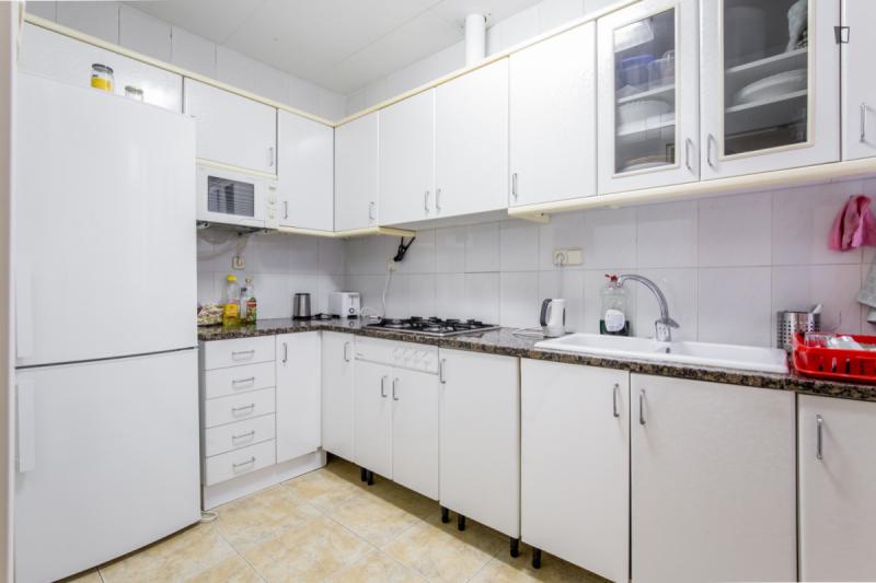 Habitación amueblada en piso compartido de 8 personas en Ciutat Vella · 3