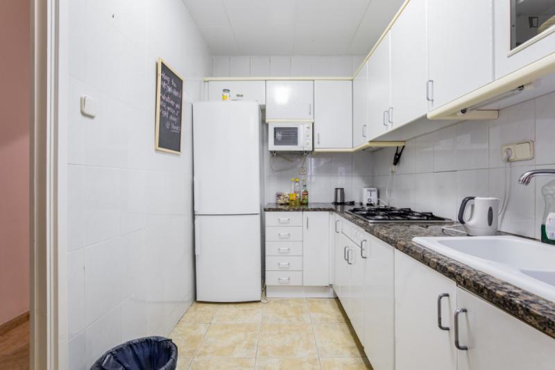 Habitación amueblada en piso compartido de 8 personas en Ciutat Vella · 4
