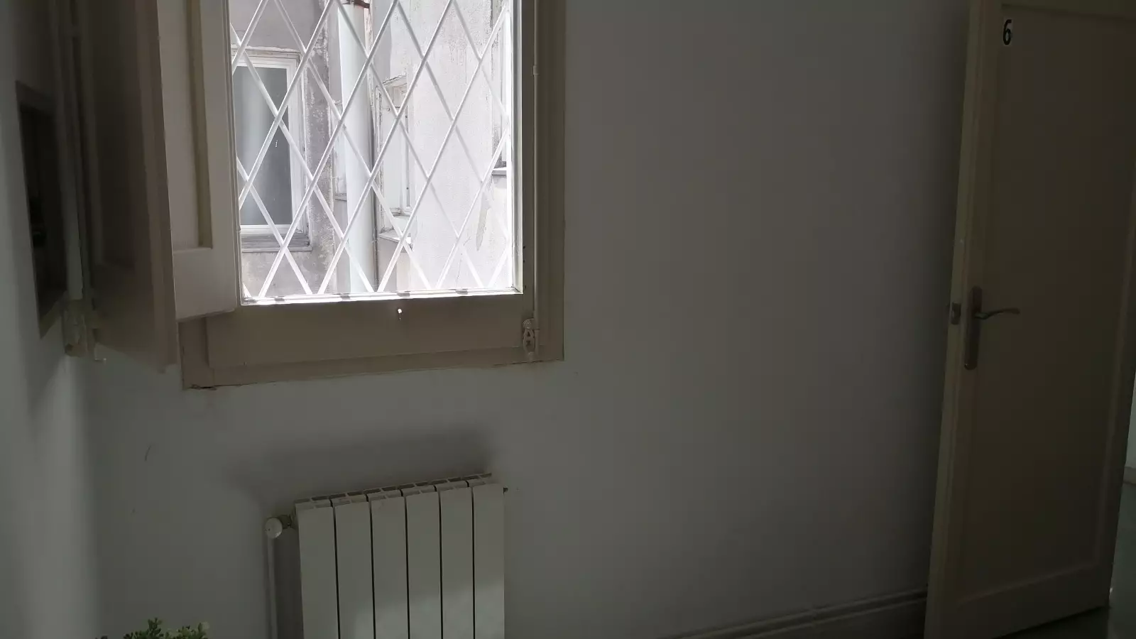 Habitación amueblada en piso compartido de 9 personas en Eixample · 3