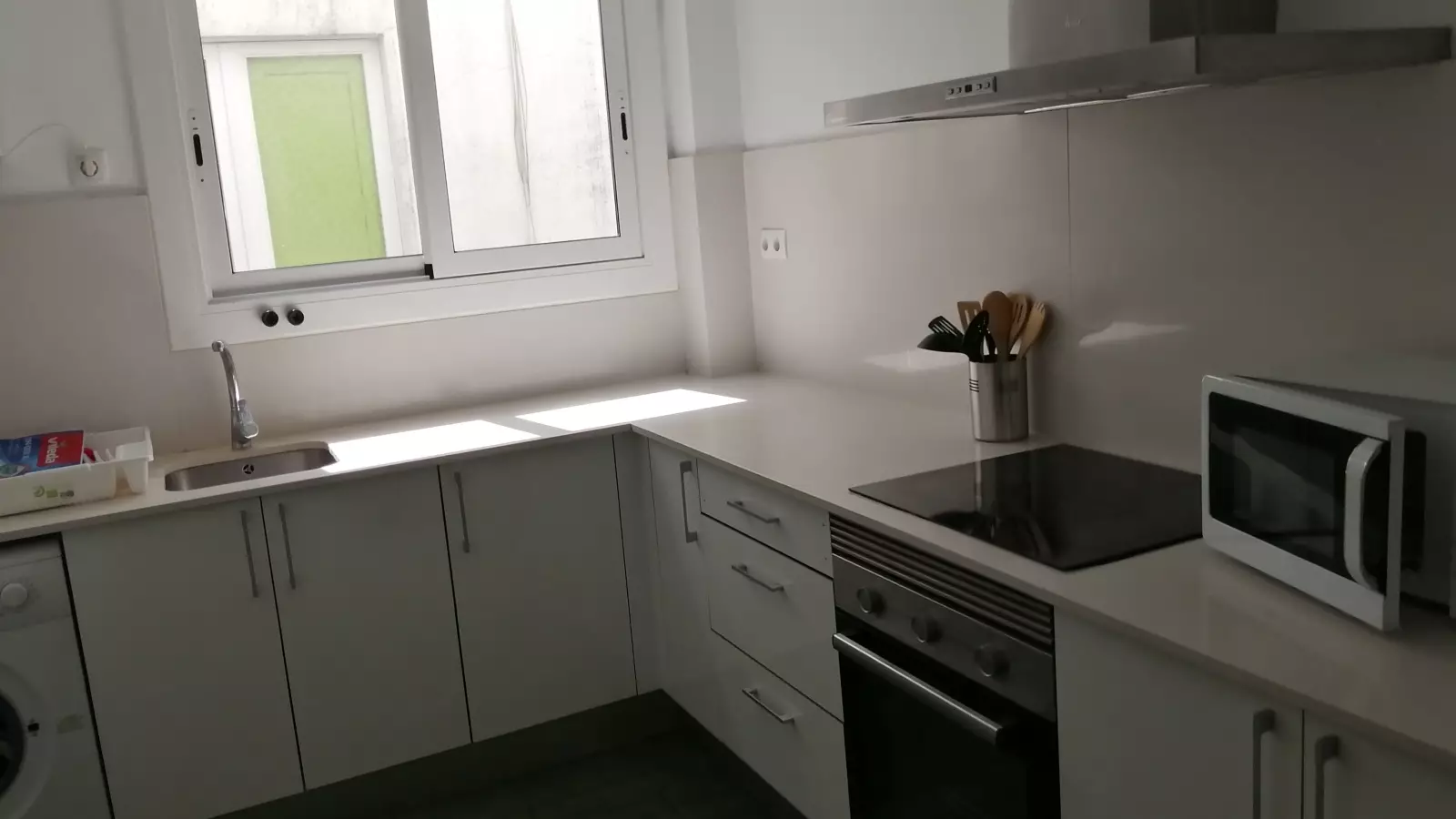 Habitación amueblada en piso compartido de 9 personas en Eixample · 4