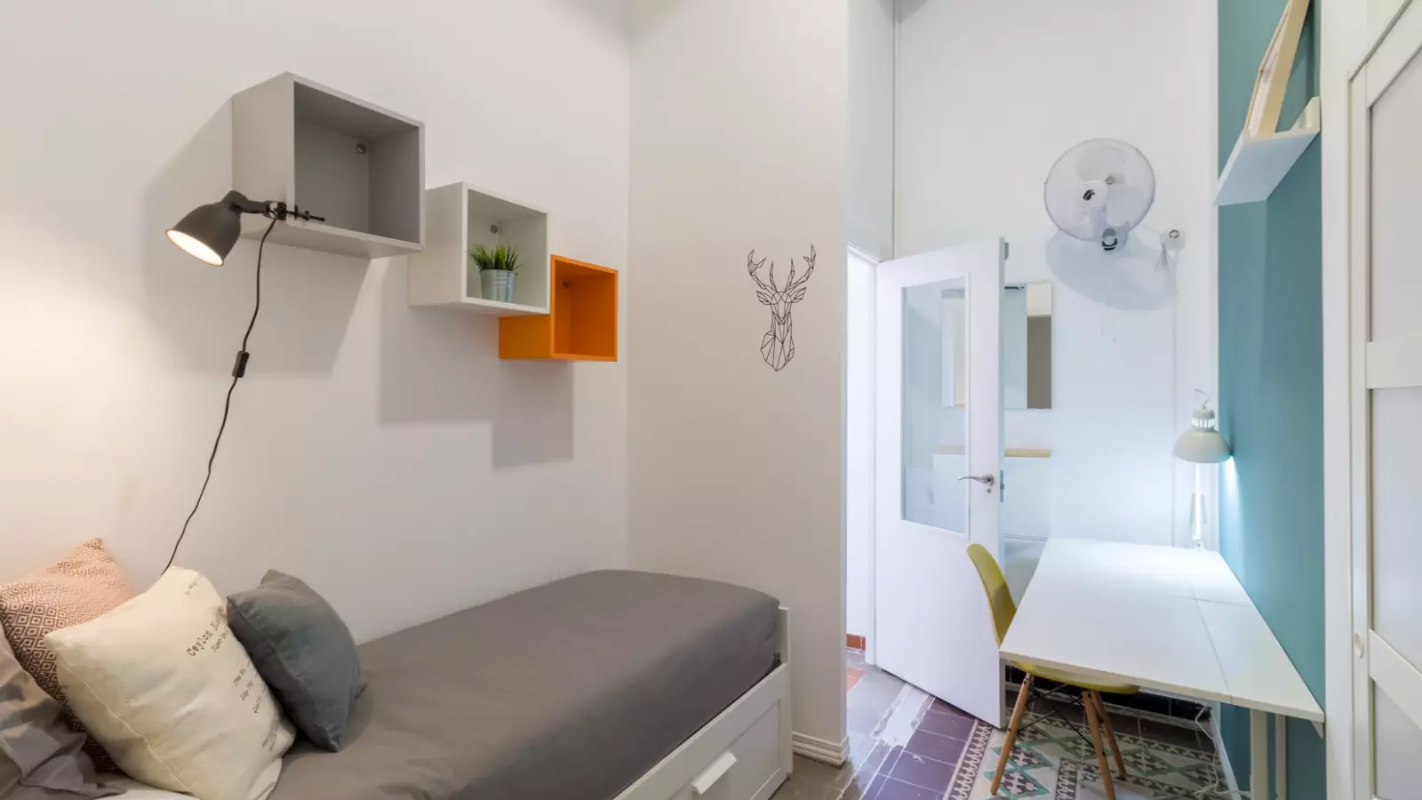 Furnished room in a 9-person shared flat in Gràcia · 2