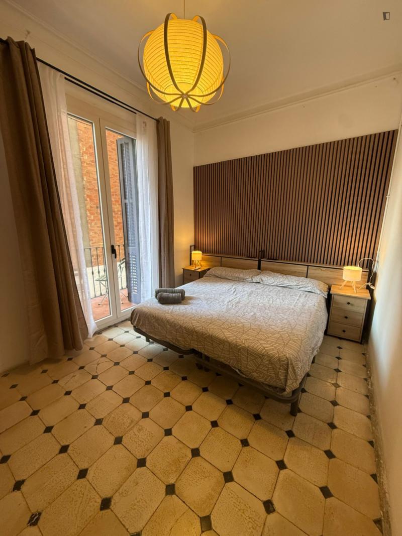 Furnished 2-bedroom flat in Eixample · 3