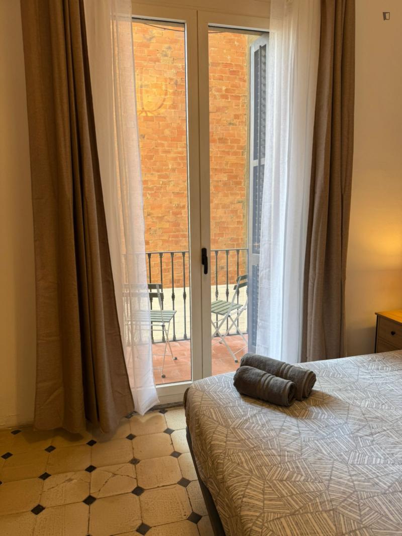 Furnished 2-bedroom flat in Eixample · 4