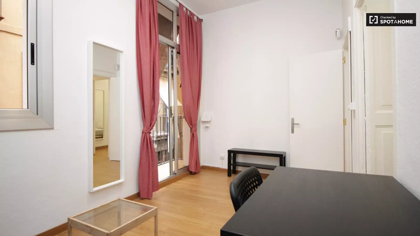 Habitación amueblada en piso compartido de 2 personas en Ciutat Vella · 3