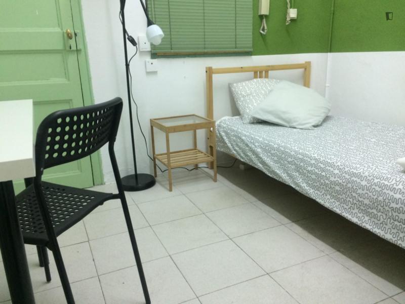 Habitación amueblada en piso compartido de 12 personas en Eixample · 2