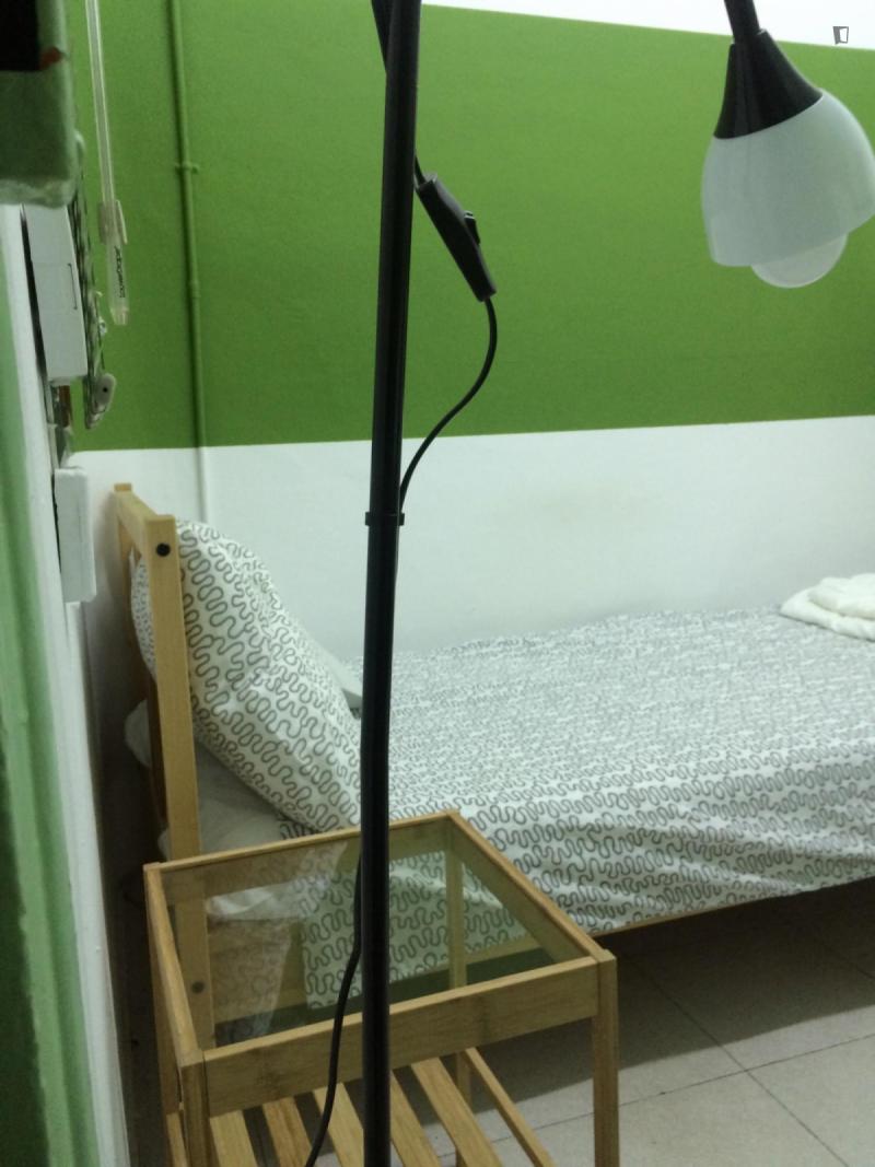Habitación amueblada en piso compartido de 12 personas en Eixample · 3