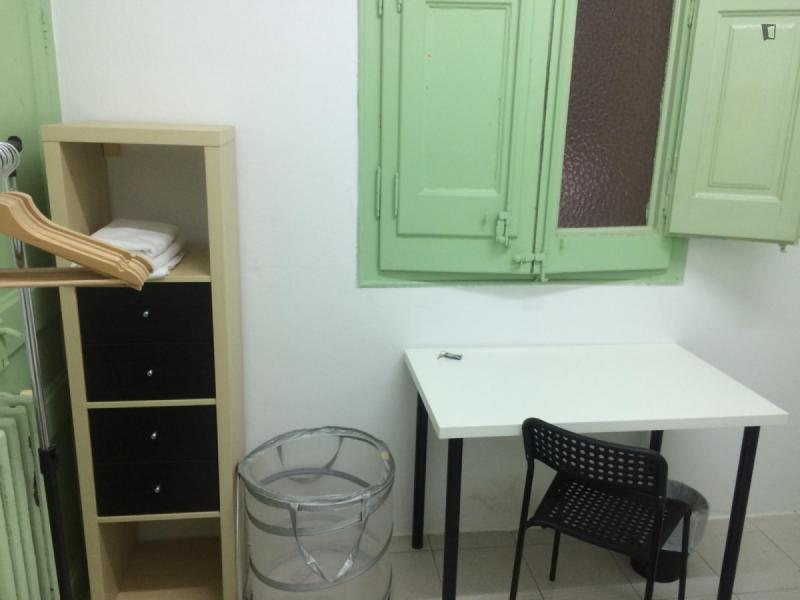 Habitación amueblada en piso compartido de 12 personas en Eixample · 4