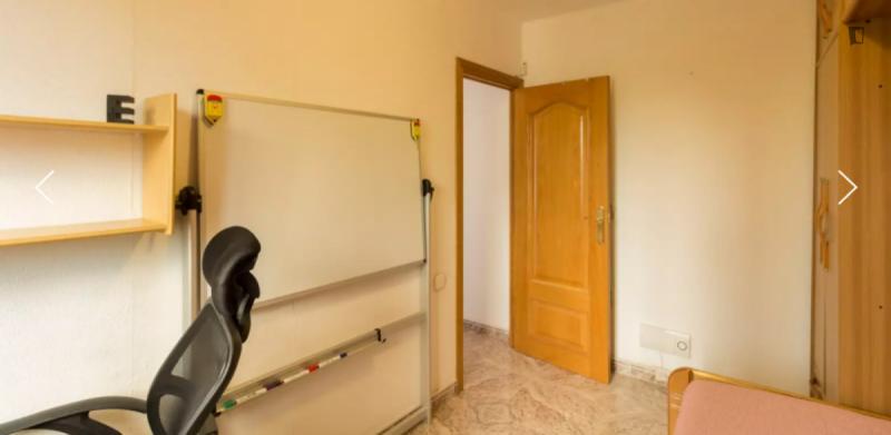 Furnished room in a 3-person shared flat in L'Hospitalet · 2
