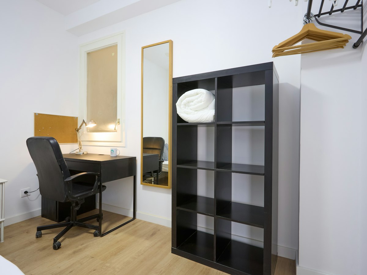 Habitación amueblada en piso compartido de 5 personas en Gràcia · 2