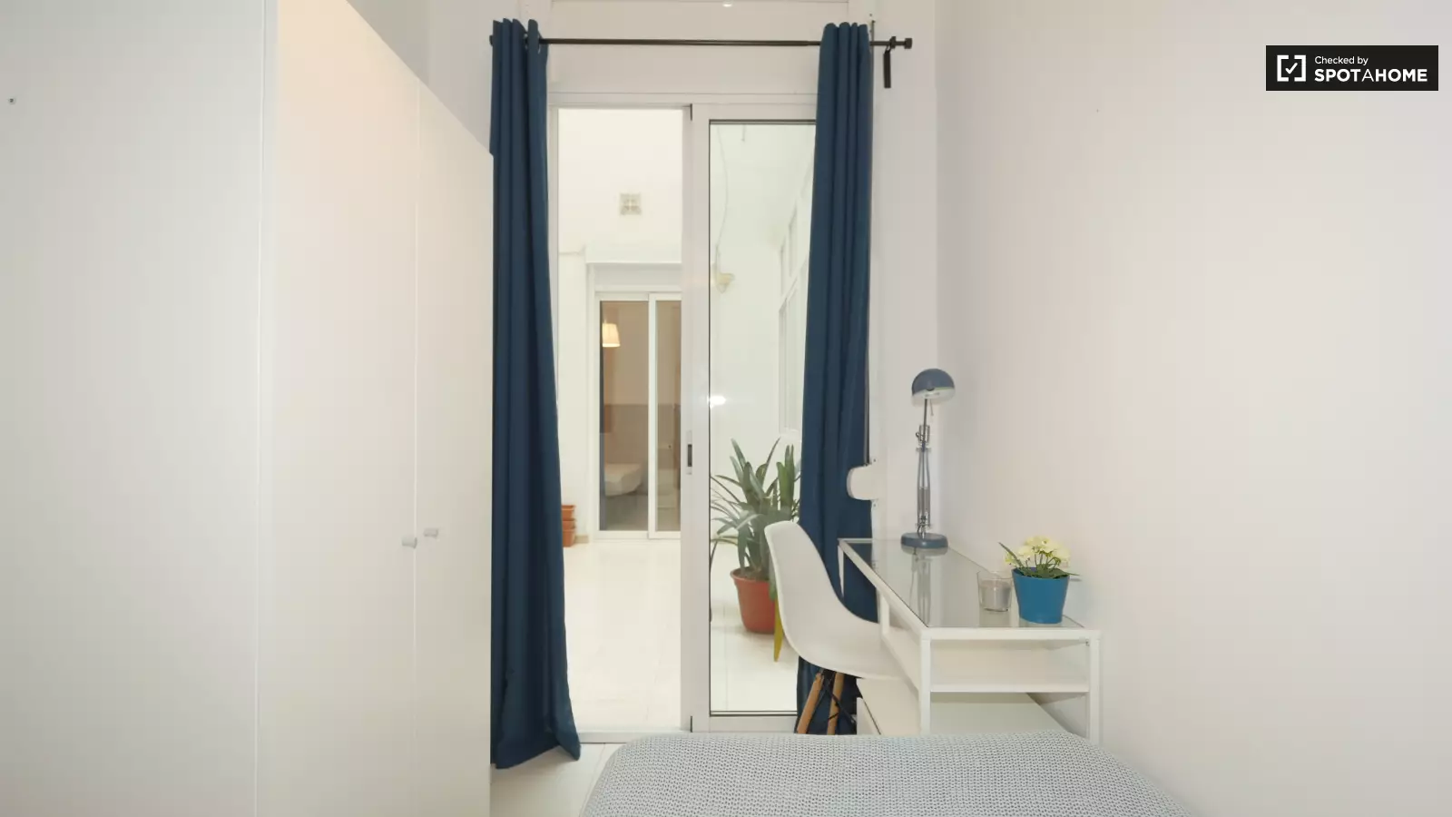 Furnished room in a 5-person shared flat in Ciutat Vella · 2