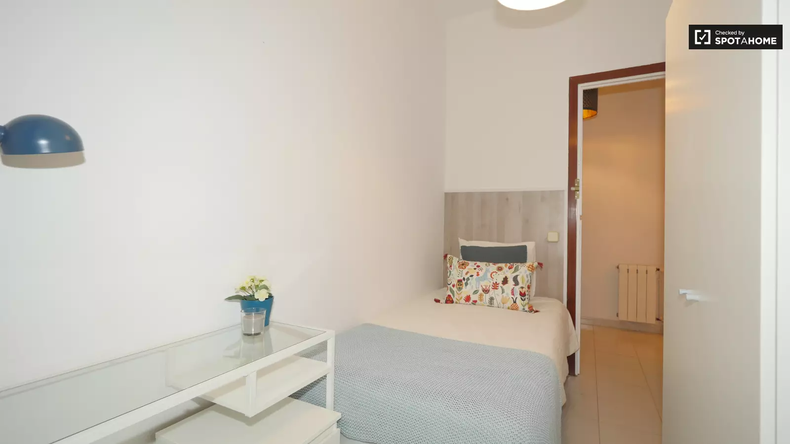 Furnished room in a 5-person shared flat in Ciutat Vella · 3