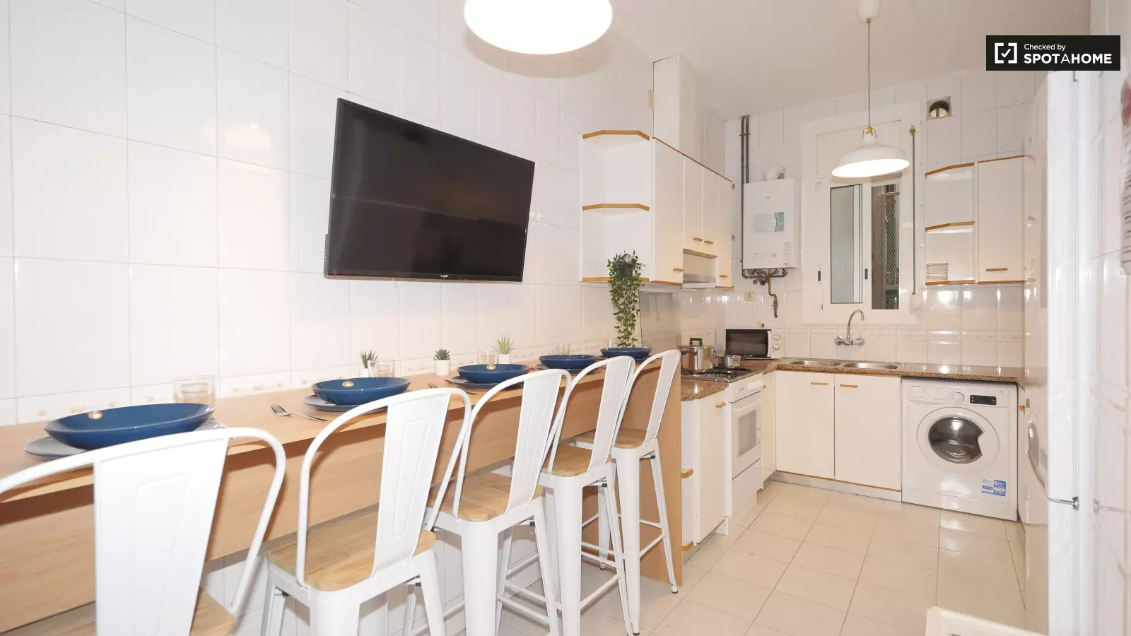 Furnished room in a 5-person shared flat in Ciutat Vella · 4